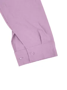 Primo piano del polsino con bottone di una camicia Henley in lino color lavanda da uomo