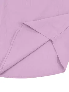 Dettaglio dell'orlo della camicia Henley in lino viola e della trama del tessuto