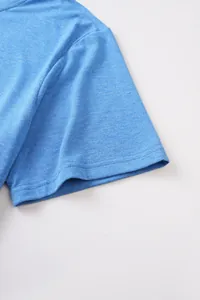 Détail de la manche d'un t-shirt bleu en coton et lin avec finition double couture.