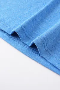 Gros plan du tissu bleu en coton et lin avec une couture d'ourlet soignée et durable.