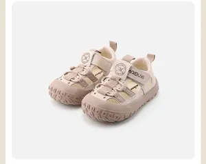 Detalle de sandalias deportivas beige para niños pequeños con diseño de punta cerrada