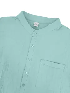 Dettaglio della camicia Henley in lino celeste con colletto, bottoni e taschino sul petto