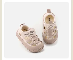 Vista superior de sandalias beige de exterior para bebé con punta cerrada y malla suave