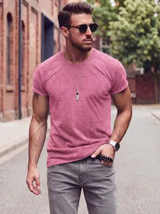 T-shirt respirant pour hommes de couleur rose poudré dans un décor de rue urbain