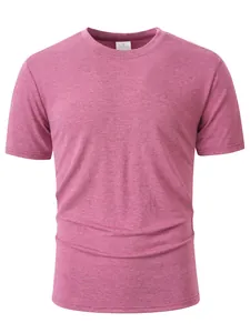 Vue rapprochée de la texture respirante en coton et lin d'un t-shirt rose pour homme