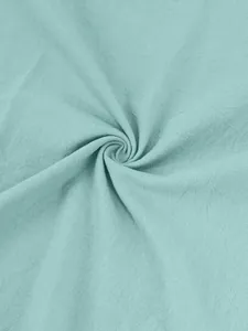 Vista macro della trama del tessuto in lino azzurro per la camicia estiva casual Henley da uomo