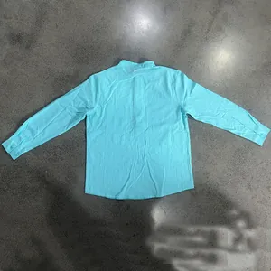 Vista posteriore di una camicia henley a maniche lunghe in lino turchese da uomo