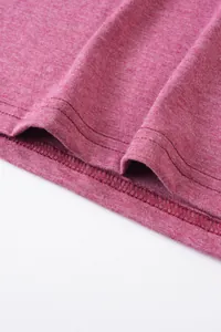 Vue détaillée de haute qualité de l'ourlet à double couture d'un t-shirt en coton et lin rouge chiné