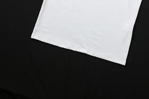 Κοντινό πλάνο επαγγελματικής ραφής και λευκού υφάσματος σε ένα μονόχρωμο λευκό φόρεμα.