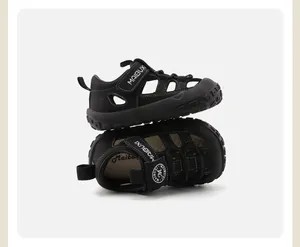 Primer plano de sandalias negras de exterior para bebés con cierre de velcro para un ajuste seguro