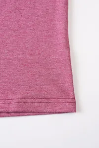 Détail de l'ourlet à double couture d'un t-shirt rose chiné en coton et lin respirant