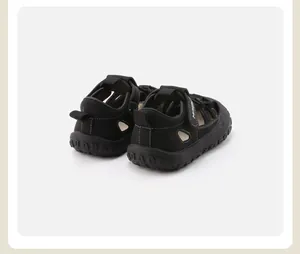 Vista trasera de sandalias deportivas negras cerradas para bebé con suela antideslizante