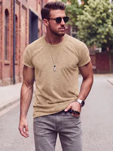 Gros plan d'un t-shirt en coton et lin respirant pour homme de couleur beige
