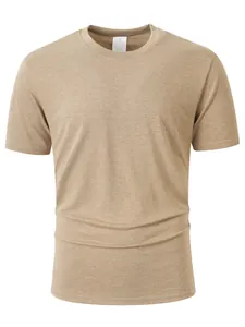Vue détaillée de la texture du tissu d'un t-shirt homme en coton-lin kaki à col rond