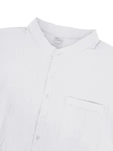 Dettaglio ravvicinato di camicia Henley in lino da uomo con etichetta e la trama