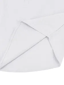 Dettaglio dell'orlo di una camicia Henley in lino bianco con trama del tessuto e cuciture