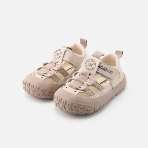 Sandalias de exterior para bebé beige con punta cerrada y suelas antideslizantes