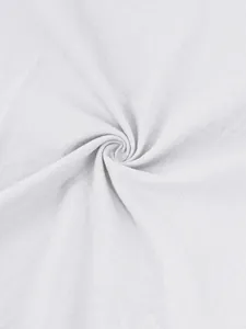 Vista macro della trama dettagliata del tessuto di lino bianco per maglia Henley da uomo