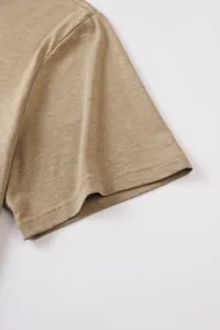 Gros plan sur le tissu respirant en coton-lin et les coutures doubles de la manche du t-shirt