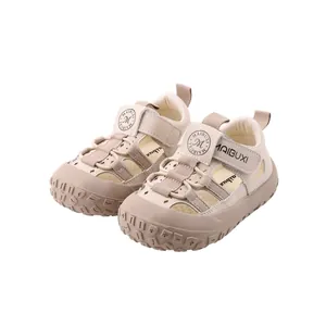 Sandalias deportivas para bebé en beige antideslizantes con puntera cerrada y correa de velcro
