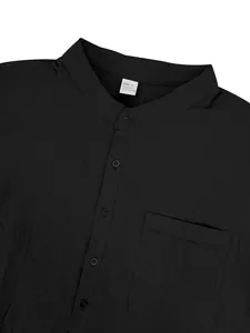 Vista dettagliata del colletto e del taschino della camicia Henley in lino nero