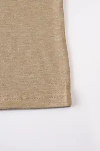 Détail en gros plan de l'ourlet d'une chemise en coton-lin avec double couture durable