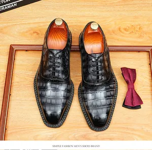 Detailansicht der Herrenschuhe aus echtem Leder mit geprägtem Krokodilmuster