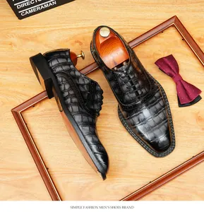 Detailansicht hochwertiger Herren-Lederschuhe mit Krokodilmuster für das Business