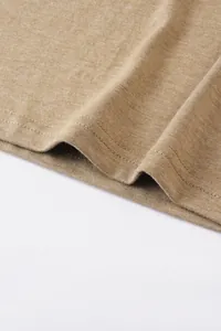 Détail de l'ourlet à double aiguille et de la texture respirante en coton et lin de la chemise