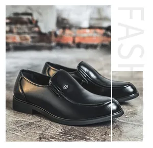 Nahaufnahme von schwarzen Business-Loafers aus Leder im Industrie-Stil.