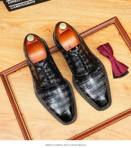 Detailansicht von hochwertigen Herren-Business-Schuhen aus Leder mit eleganter Krokodilprägung