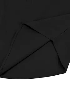 Dettaglio della camicia Henley da uomo in lino nero con cuciture sull'orlo e trama tessuto
