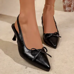 Eleganti scarpe slingback nere a punta con dettaglio fiocco e tacco a spillo basso