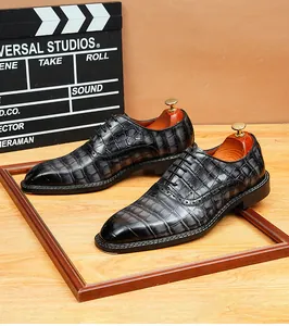 Makro-Detailansicht der grauen Herren Business-Schuhe aus Leder mit Krokodilprägung