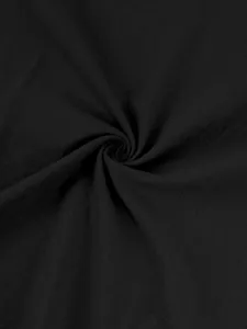 Dettaglio macro della trama del tessuto in lino nero per camicia casual da uomo