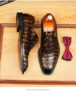 Detailansicht von braunen Herrenschuhen mit Krokodilmuster und elegantem Holzdekor.