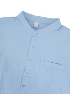 Vista dettagliata del colletto e del tessuto di una camicia Henley da uomo in lino celeste