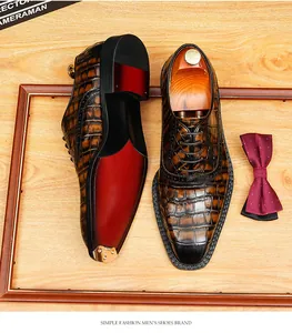 Detaillierte Ansicht der braunen Herren-Lederschuhe mit Krokodilmuster und roter Sohle