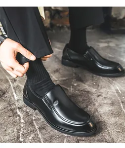 Detailansicht der schwarzen Herren-Loafer aus Leder für Business und formelle Anlässe