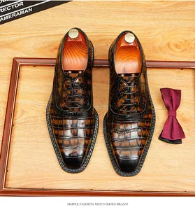 Braune Herrenschuhe aus geprägtem Krokodilleder mit eleganten Brogue-Verzierungen