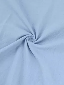 Macro primo piano della texture del tessuto in lino azzurro traspirante per polo uomo