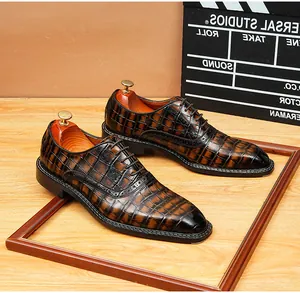 Nahaufnahme von braunen Oxford-Schuhen aus Leder mit Krokodilprägung für Herren im Büro-Stil