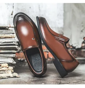 Detailansicht brauner Herren-Loafer aus Leder mit glänzendem Finish und Design