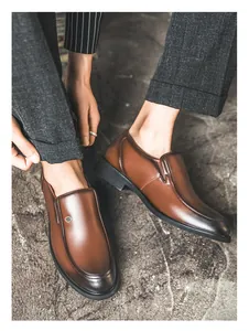 Nahaufnahme von braunen Herren-Leder-Loafers mit polierter Spitze und Slipper-Design