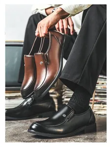 Detailaufnahme von eleganten Herren Business-Loafers aus Leder in Schwarz und Braun
