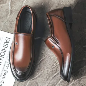 Klassische braune Leder-Loafer für Herren im eleganten britischen Business-Stil