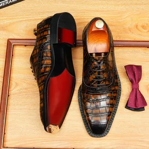 Premium braune Herrenschuhe mit Krokodilleder-Prägung, roten Sohlen und Fliege-Accessoire