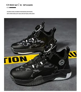 Vista detallada de zapatillas de baloncesto negras para niños con cierre de hebilla giratoria