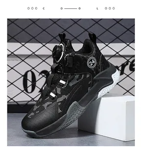 Primer plano de zapatillas de baloncesto para niños con malla transpirable y cierre de rueda