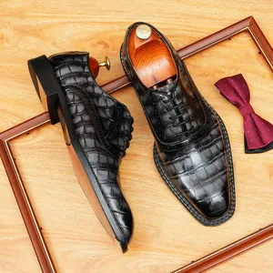 Hochwertige Herrenschuhe aus Leder mit Krokodilmuster für formelle Geschäftskleidung.